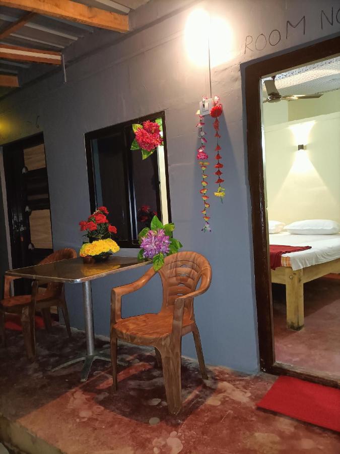 Om D S Cafe 51 & Beach Stay Gokarna (Karnataka) Exterior photo